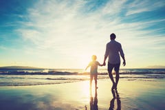 Vader en Zoon die samen Holdingshanden lopen stock fotografie Vader en Zoon die samen Holdingshanden lopen stock fotografie