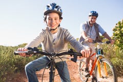 Vader en zoon op een fietsrit stock foto Vader en zoon op een fietsrit stock foto
