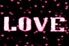 Vage het teken LEIDEN van Bokeh van de tekst roze LIEFDE neon lichtrose op zachte kleurrijk van het achtergrond bokeh lichtenhart Stock Afbeeldingen Vage het teken LEIDEN van Bokeh van de tekst roze LIEFDE neon lichtrose op zachte kleurrijk van het achtergrond bokeh lichtenhart Stock Afbeeldingen