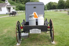 Vagn för Amish barnvagnmarknad på den Amish byn royaltyfri bild Vagn för Amish barnvagnmarknad på den Amish byn royaltyfri bild