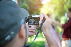 Vago, chiuda su, fotografo della mano dell'uomo con la macchina fotografica che prende la foto fotografia stock Vago, chiuda su, fotografo della mano dell'uomo con la macchina fotografica che prende la foto fotografia stock