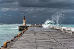 Vague au-dessus de pilier pendant la tempête, à Cape Town Afrique du Sud photo libre de droits Vague au-dessus de pilier pendant la tempête, à Cape Town Afrique du Sud photo libre de droits