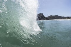 Vague Cresting, plage de Piha photos stock Vague Cresting, plage de Piha photos stock