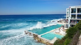 Vague à l'hôtel d'Ovolo, plage de Bondi, Australie photographie stock libre de droits Vague à l'hôtel d'Ovolo, plage de Bondi, Australie photographie stock libre de droits