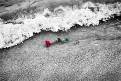 Vagues enlevant une rose rouge de la plage Couleur contre noir et blanc Amour photos libres de droits Vagues enlevant une rose rouge de la plage Couleur contre noir et blanc Amour photos libres de droits