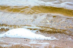 Vagues mousseuses de la rivière photographie stock libre de droits Vagues mousseuses de la rivière photographie stock libre de droits