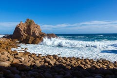 Vagues écrasant aux roches énormes, île de philip, Victoria, australie photo stock Vagues écrasant aux roches énormes, île de philip, Victoria, australie photo stock