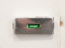 Vakant bakgrund för vit för metall för tecken för dörrbadrumtoalett arkivfoto Vakant bakgrund för vit för metall för tecken för dörrbadrumtoalett arkivfoto