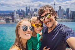Vakantie en technologie Gelukkige familie met jong geitje die selfie samen dichtbij zwembad met panorama's van nemen royalty-vrije stock afbeelding Vakantie en technologie Gelukkige familie met jong geitje die selfie samen dichtbij zwembad met panorama's van nemen royalty-vrije stock afbeelding