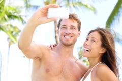 Vakantiepaar die beelden met cameratelefoon nemen royalty-vrije stock fotografie Vakantiepaar die beelden met cameratelefoon nemen royalty-vrije stock fotografie