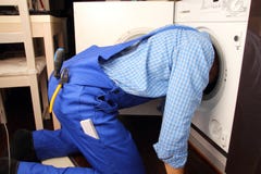 Vakman die wasmachine herstellen royalty-vrije stock fotografie Vakman die wasmachine herstellen royalty-vrije stock fotografie