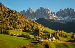 Val di Funes i dolomitesna royaltyfria bilder Val di Funes i dolomitesna royaltyfria bilder