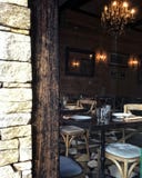Val till och med fönster på den hemtrevliga restauranginre royaltyfri foto Val till och med fönster på den hemtrevliga restauranginre royaltyfri foto