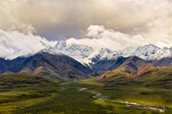 Vale verde e montanhas de Polycrhrome em Denali imagem de stock royalty free Vale verde e montanhas de Polycrhrome em Denali imagem de stock royalty free