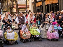 Valencia, Espa?a, desfile de Fallas con Falleras imagen de archivo Valencia, Espa?a, desfile de Fallas con Falleras imagen de archivo