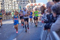 VALENCIA, SPAGNA - 2 DICEMBRE: I corridori fanno concorrenza nel XXXVIII Valencia Marathon il 18 dicembre 2018 a Valencia, Spagna immagine stock libera da diritti VALENCIA, SPAGNA - 2 DICEMBRE: I corridori fanno concorrenza nel XXXVIII Valencia Marathon il 18 dicembre 2018 a Valencia, Spagna immagine stock libera da diritti