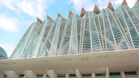 VALENCIA, SPANIEN - 10. September 2018: Stadt von Künsten und von Wissenschaften Große touristische Stadt wird durch einen großen stock video VALENCIA, SPANIEN - 10. September 2018: Stadt von Künsten und von Wissenschaften Große touristische Stadt wird durch einen großen stock video