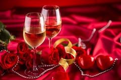 Valentijnskaarten of huwelijksconcept De wijn vormt rode rozen tot een kom en romantisch royalty-vrije stock afbeelding Valentijnskaarten of huwelijksconcept De wijn vormt rode rozen tot een kom en romantisch royalty-vrije stock afbeelding