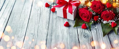 Valentijnskaartenkaart - Giftvakje en Rozen op Houten Lijst stock afbeelding Valentijnskaartenkaart - Giftvakje en Rozen op Houten Lijst stock afbeelding