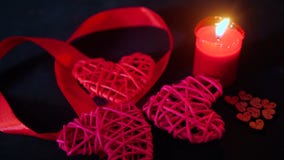 Valentindaggarnering med stearinljusbränning, det röda bandet och träförälskelse Valentindaggarnering med stearinljusbränning, det röda bandet och träförälskelse