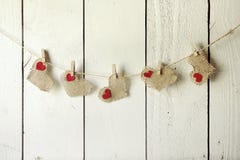 Valentine Burlap Hearts Hanging feliz en una pared de madera imagen de archivo Valentine Burlap Hearts Hanging feliz en una pared de madera imagen de archivo