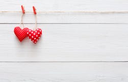 Valentine-dagachtergrond, de grens van hoofdkussenharten op hout, exemplaarruimte Stock Fotografie Valentine-dagachtergrond, de grens van hoofdkussenharten op hout, exemplaarruimte Stock Fotografie