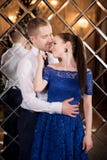 Valentine, liefde en verhouding Tederheid Jonge paar, meisje en vriend royalty-vrije stock foto's Valentine, liefde en verhouding Tederheid Jonge paar, meisje en vriend royalty-vrije stock foto's