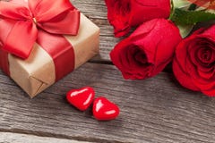 Valentines day gift box, roses and candy hearts royalty free stock images Valentines day gift box, roses and candy hearts royalty free stock images
