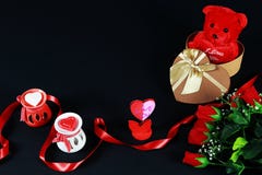 Valentinsgruß ` s Tageskonzept Teddybär im Herzen formte Geschenkbox mit Kerze und rote Rosen auf schwarzem Hintergrund lizenzfreies stockfoto Valentinsgruß ` s Tageskonzept Teddybär im Herzen formte Geschenkbox mit Kerze und rote Rosen auf schwarzem Hintergrund lizenzfreies stockfoto