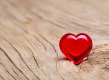 Valentinsgruß-Tag. Rotes Herz auf hölzernem Hintergrund. Makro stockfotografie Valentinsgruß-Tag. Rotes Herz auf hölzernem Hintergrund. Makro stockfotografie