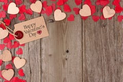 Valentinsgruß-Tagesgeschenktag mit Herzeckengrenze auf Holz Lizenzfreies Stockfoto Valentinsgruß-Tagesgeschenktag mit Herzeckengrenze auf Holz Lizenzfreies Stockfoto