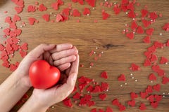 Valentinsgruß-Tagesgesundheitswesenliebe, die roten Herz- und Weltgesundheitstag hält lizenzfreies stockfoto Valentinsgruß-Tagesgesundheitswesenliebe, die roten Herz- und Weltgesundheitstag hält lizenzfreies stockfoto