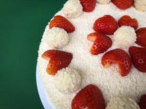 Valentinsgruß-Tagesjahrestags-Heirat-Hochzeitstorte Raffaello mit Herz geformten Erdbeeren trocknete Obsttortekokosnuß aus stockbilder Valentinsgruß-Tagesjahrestags-Heirat-Hochzeitstorte Raffaello mit Herz geformten Erdbeeren trocknete Obsttortekokosnuß aus stockbilder