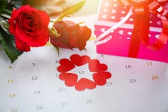 Valentinsgrußtageskalenderliebes-Zeitkonzept/Kalenderseite mit rotem Herzen am 14. Februar des Heilig-Valentinstags stockfotos Valentinsgrußtageskalenderliebes-Zeitkonzept/Kalenderseite mit rotem Herzen am 14. Februar des Heilig-Valentinstags stockfotos