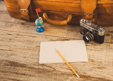 Valise, nootbook, crayon, drapeau, appareil-photo de vintage sur les planches en bois But, accomplissement, cible, tourisme, voya photographie stock Valise, nootbook, crayon, drapeau, appareil-photo de vintage sur les planches en bois But, accomplissement, cible, tourisme, voya photographie stock