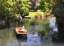 Valle de Mona - llevando en batea en Avon, Christchurch imagen de archivo Valle de Mona - llevando en batea en Avon, Christchurch imagen de archivo