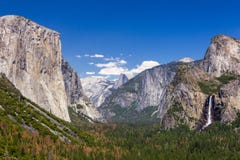 Valle de Yosemite de la opinión del túnel en la puesta del sol, PA nacional de Yosemite imagen de archivo libre de regalías Valle de Yosemite de la opinión del túnel en la puesta del sol, PA nacional de Yosemite imagen de archivo libre de regalías