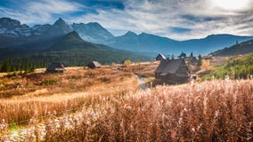 Valle maravilloso en la montaña de Tatra en la puesta del sol en otoño Fotografía de archivo libre de regalías Valle maravilloso en la montaña de Tatra en la puesta del sol en otoño Fotografía de archivo libre de regalías
