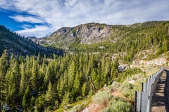 Valleihoogtepunt van pijnboombomen en een wachtspoor op de juiste hoek dicht bij Meer Tahoe royalty-vrije stock fotografie Valleihoogtepunt van pijnboombomen en een wachtspoor op de juiste hoek dicht bij Meer Tahoe royalty-vrije stock fotografie