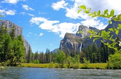 Valleimening van Bridalveil-daling en de rots van Gr Capitan, Yosemite, het Nationale Park van Yosemite Royalty-vrije Stock Foto Valleimening van Bridalveil-daling en de rots van Gr Capitan, Yosemite, het Nationale Park van Yosemite Royalty-vrije Stock Foto