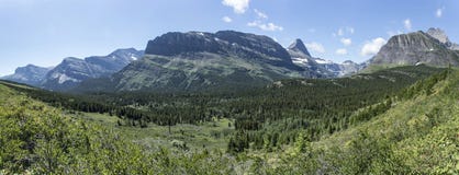 Vallée de montagne de traînée de lac iceberg - parc national de glacier Photographie stock Vallée de montagne de traînée de lac iceberg - parc national de glacier Photographie stock