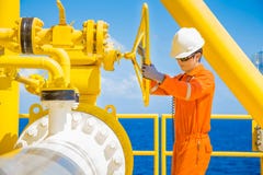 Valve ouverte d'opérateur de production pour permettre le gaz coulant dans la voie de maritime tuyau pour le gaz et le pétrole br photo libre de droits Valve ouverte d'opérateur de production pour permettre le gaz coulant dans la voie de maritime tuyau pour le gaz et le pétrole br photo libre de droits