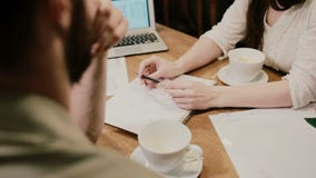 Van bedrijfs close-uphanden mensen die in koffie samenkomen stock footage Van bedrijfs close-uphanden mensen die in koffie samenkomen stock footage
