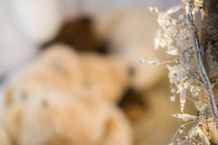 Van close-up witte ornament en Kerstmis lichtenomslag rond berktak stock foto's Van close-up witte ornament en Kerstmis lichtenomslag rond berktak stock foto's