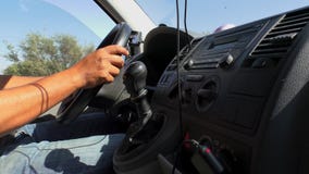 Van dashboard et haut étroit de mains de conducteur Van dashboard et haut étroit de mains de conducteur