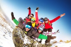 Van de crazupret van groeps gelukkige vrienden de skitoevlucht Royalty-vrije Stock Afbeeldingen Van de crazupret van groeps gelukkige vrienden de skitoevlucht Royalty-vrije Stock Afbeeldingen