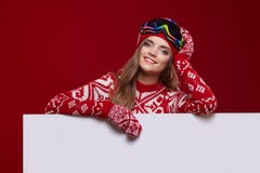 Van de de glimlachgreep van het de wintermeisje gelukkige de verkoopaffiche, aantrekkelijke jonge excit Stock Foto's