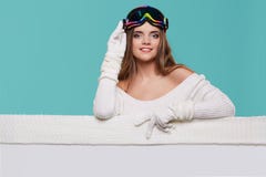 Van de de glimlachgreep van het de wintermeisje gelukkige de verkoopaffiche, aantrekkelijke jonge excit Stock Afbeelding