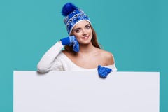 Van de de glimlachgreep van het de wintermeisje gelukkige de verkoopaffiche, aantrekkelijke jonge excit Royalty-vrije Stock Fotografie