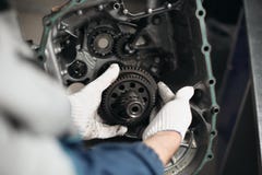 Van de de Reparatie de automobielreparatie van de autoVersnellingsbak werktuigkundige van de de workshopgarage Royalty-vrije Stock Foto Van de de Reparatie de automobielreparatie van de autoVersnellingsbak werktuigkundige van de de workshopgarage Royalty-vrije Stock Foto